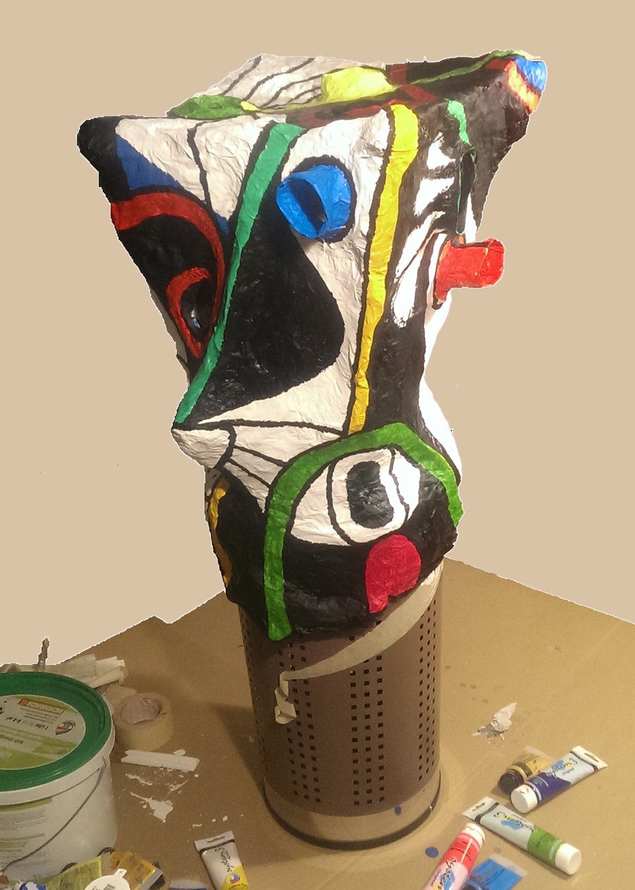 Abstrakte Pappmaché-Skulptur mit Miró-inspirierten bunten Formen im Atelier