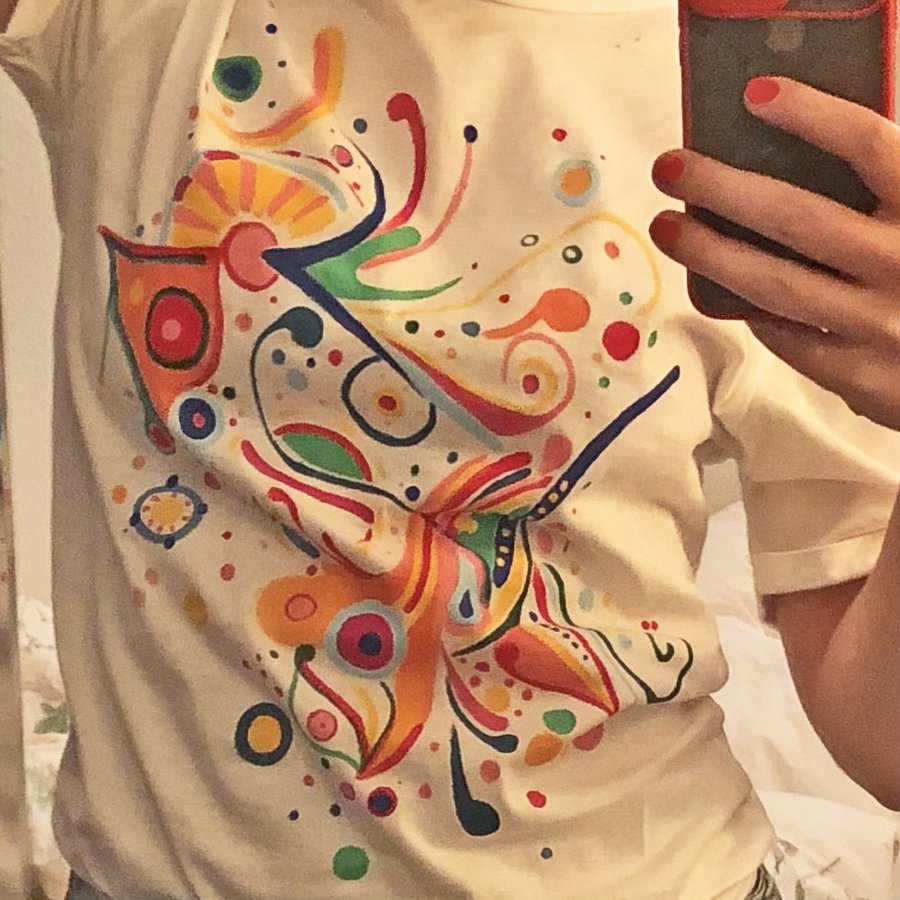 Handbemaltes T-Shirt mit bunten abstrakten Mustern und Spiralen, getragen